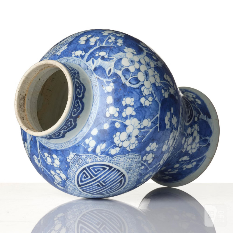 A blue and white 'cracked-ice' vase, - 图5
